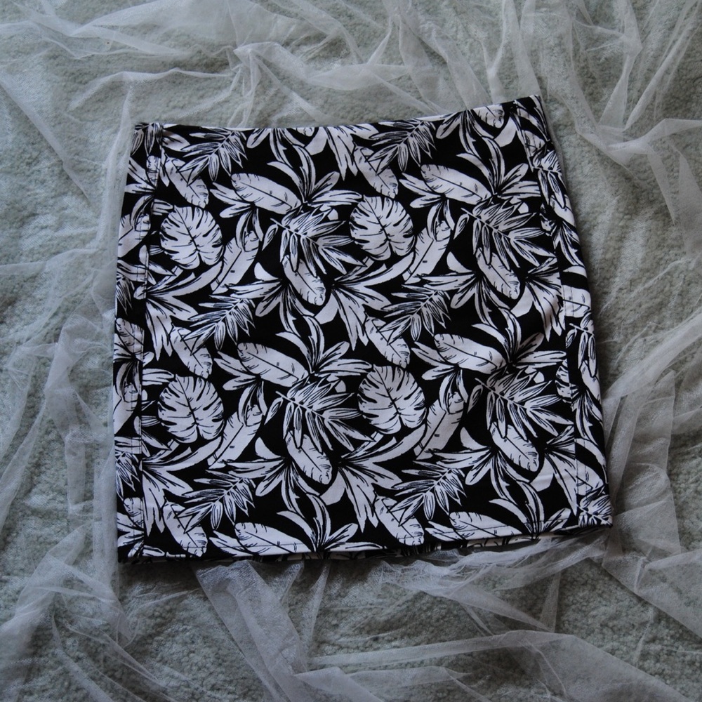 Black and White H&M leaf mini skirt